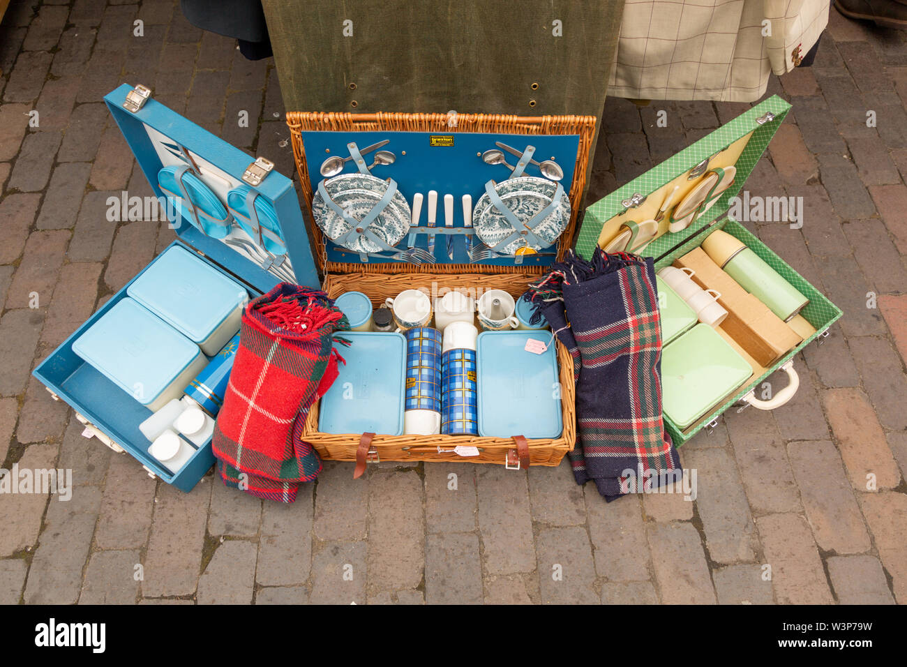 Old fashioned retro picnic set Stock Photo Alamy