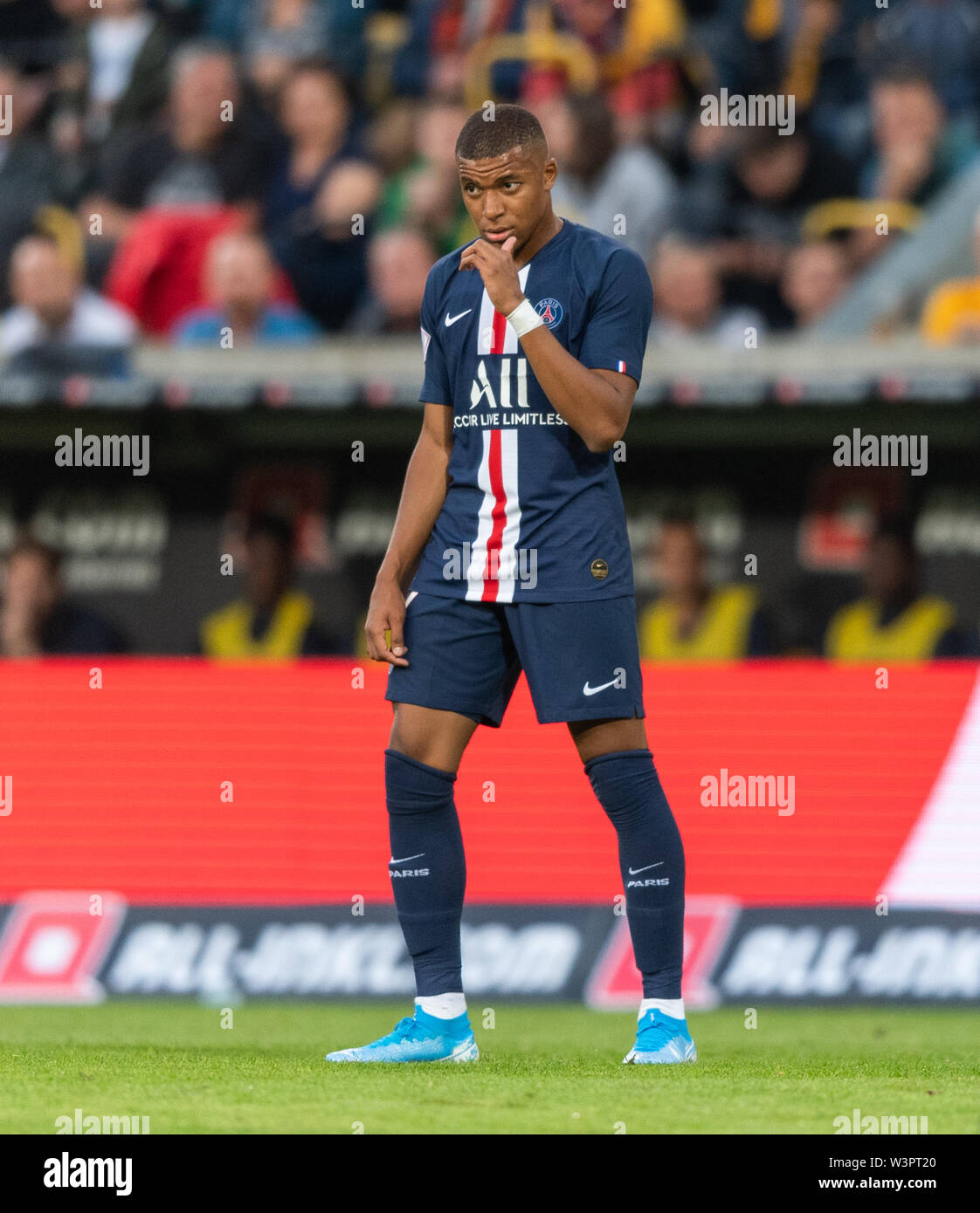 Dresden, Germany. 16th July, 2019. Football, test match, SG Dynamo Dresden  - Paris Saint-Germain, in the Rudolf-Harbig-Stadium. The Parisian Kylian  Mbappe. Credit: Robert Michael/dpa-Zentralbild/dpa - IMPORTANT NOTE: In  accordance with the requirements