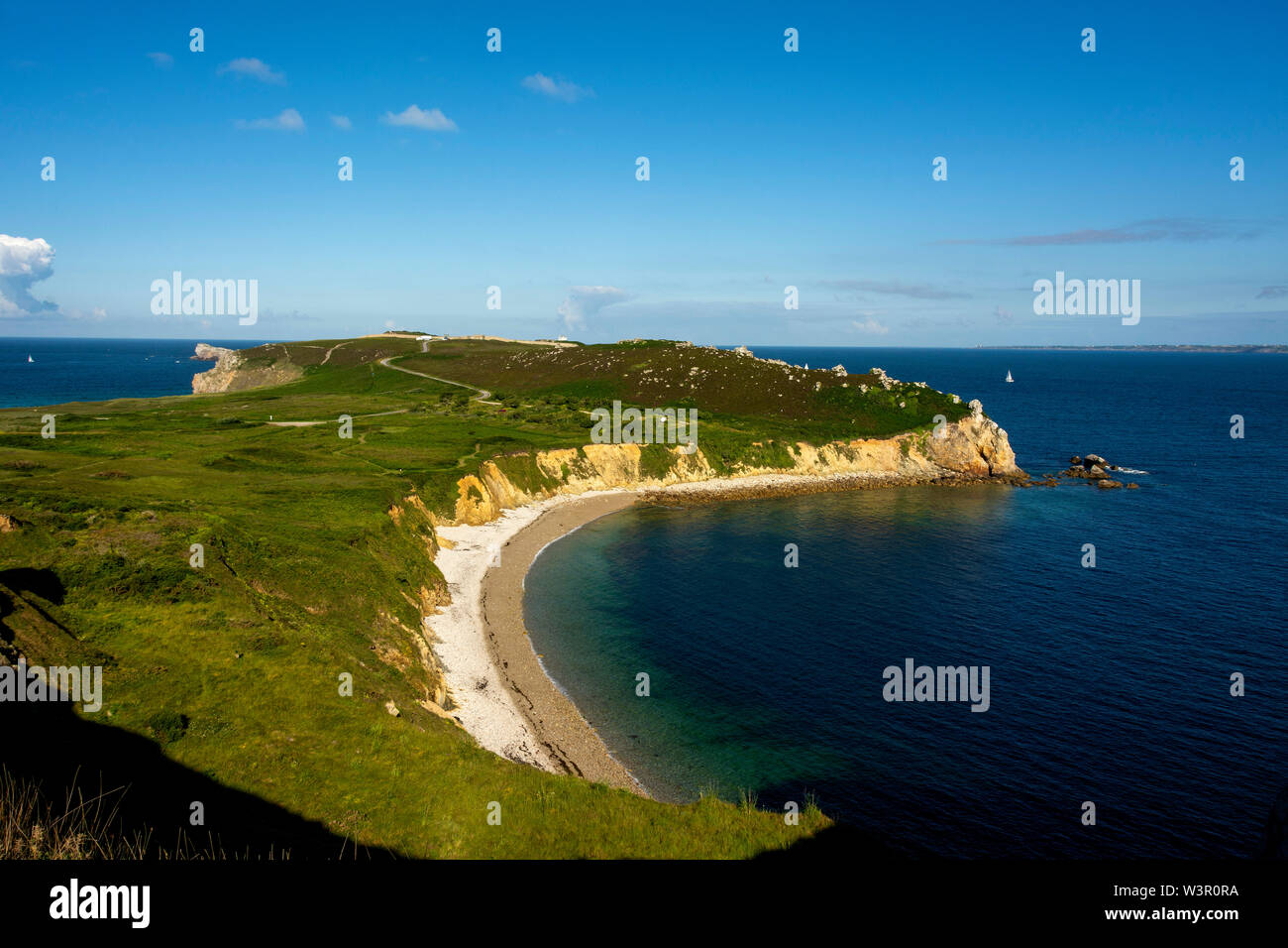 Air B And B Camaret Sur Mer Bay and beach of Pen Hat, view to Pointe de Toulinguet, near Camaret,  Presqu´Ile de Crozon, France, Brittany, Finistère department Stock Photo -  Alamy