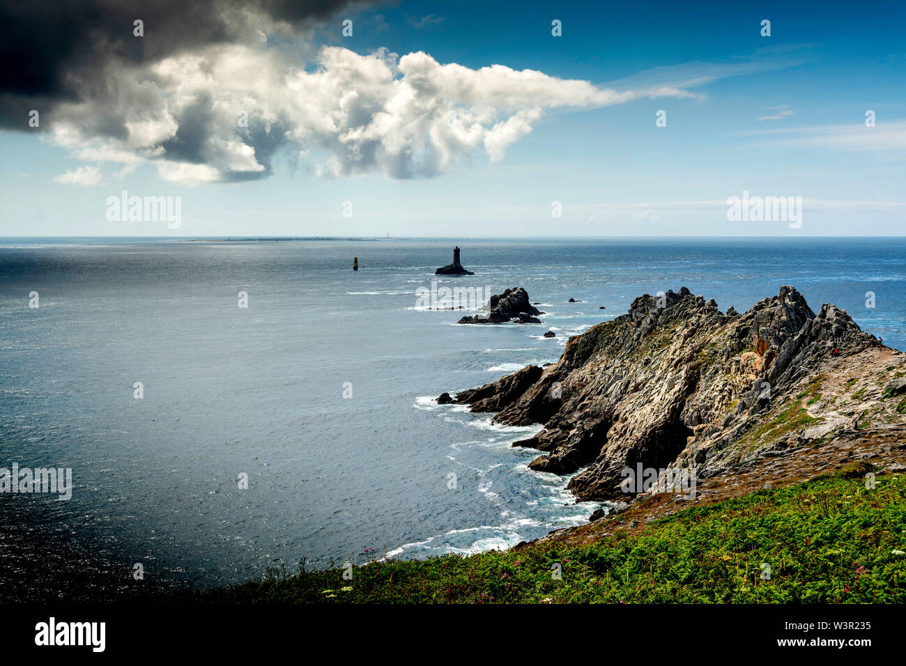 Pointe du Raz, Cap Sizun, lighthouse La Vieille, Finistere, Bretagne, France Stock Photo