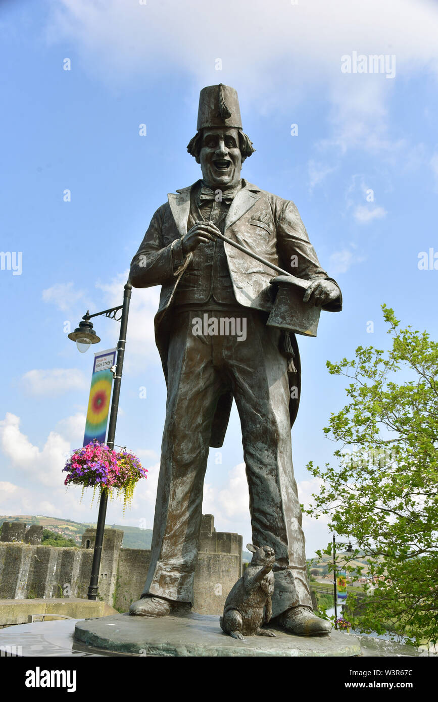Bronze sculpture of the  comedian Tommy Cooper stands 2.7m (9 feet) tall, atop a natural stone and granite plinth. Created by sculptor James Done Stock Photo