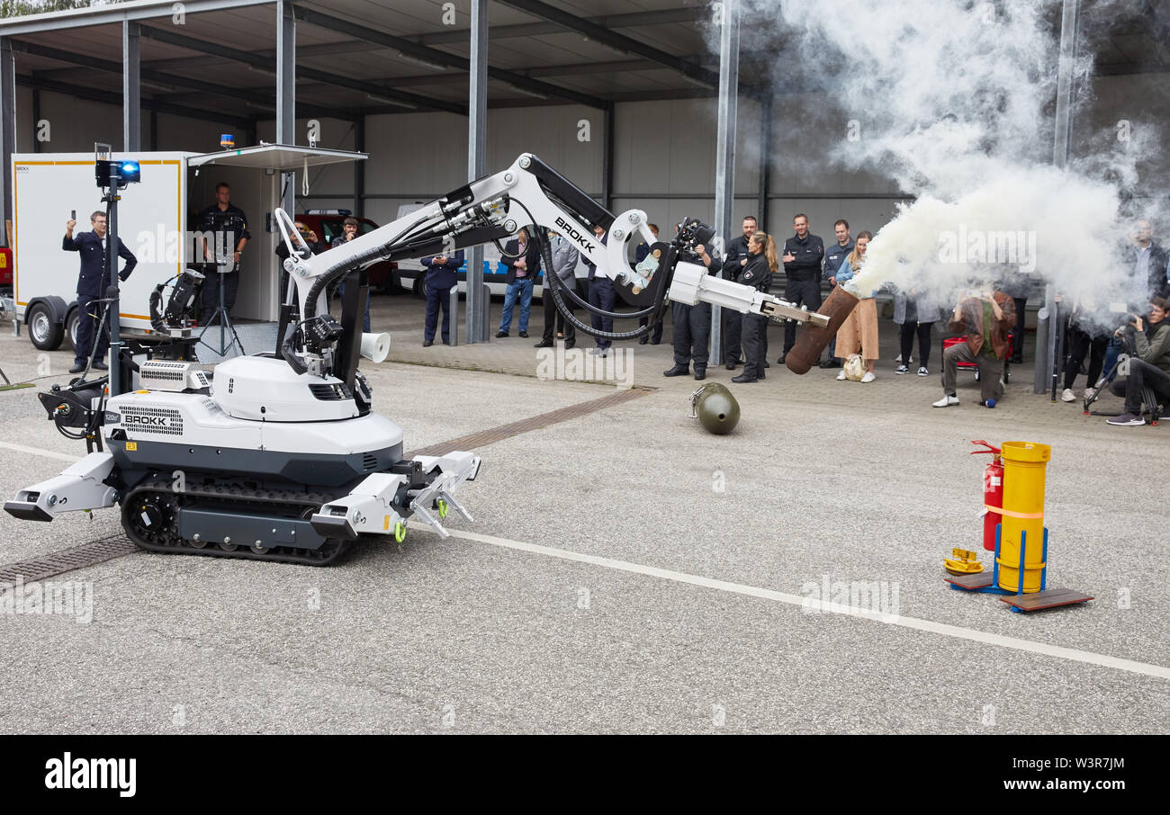 Bomb disposal robots hires stock photography and images Alamy
