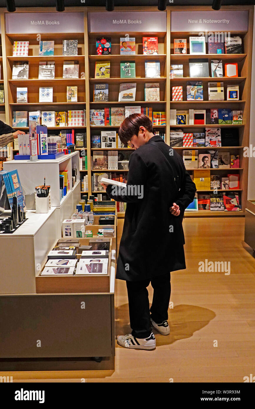 Moma museum art book shop hi-res stock photography and images - Alamy