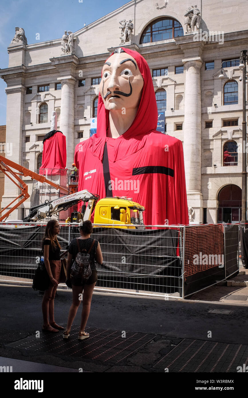 Foto Matteo Corner/LaPresse17/07/2019 Milano, Italia Cronaca Installazione  per la serie Netfilx La Casa di Carta in piazza Affari Nella foto: l'enorme maschera  de La Casa di CartaPhoto Matteo Corner/LaPresse 17/07/2019 Milan, ItalyNews