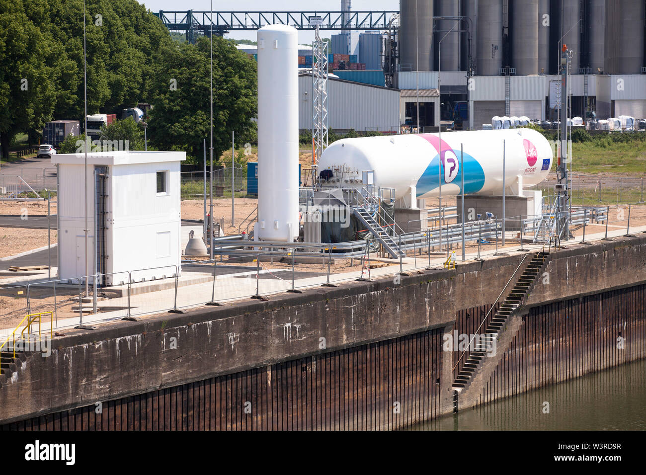shore-to-ship bunkering station for liquefied natural gas (LNG) in the Rhine harbour in the town district Niehl, Cologne, Germany.  Bunkerstation für Stock Photo