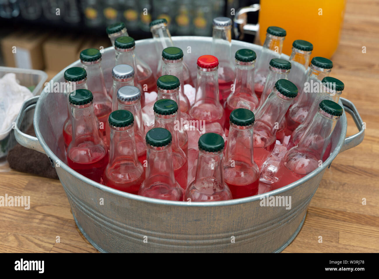 Red Open Cooler Filled With Ice Cold Soda And Ice Stock Photo - Download  Image Now - Cooler - Container, Ice, Drink - iStock