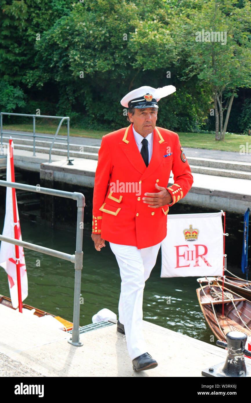 Hurley, Berkshire, UK. 17th July, 2019. Swan Marker, David Barber at Hurley Lock on day three of Swan Upping 2019. A week long survey of the swans on the River Thames, from Sunbury in Surrey to Abingdon in Oxfordshire. The Royal Swan Uppers, who wear the scarlet uniform of Her Majesty The Queen, travel in traditional rowing skiffs together with Swan Uppers from the Vintners' and Dyers' livery companies. Credit: Julia Gavin/Alamy Live News Stock Photo