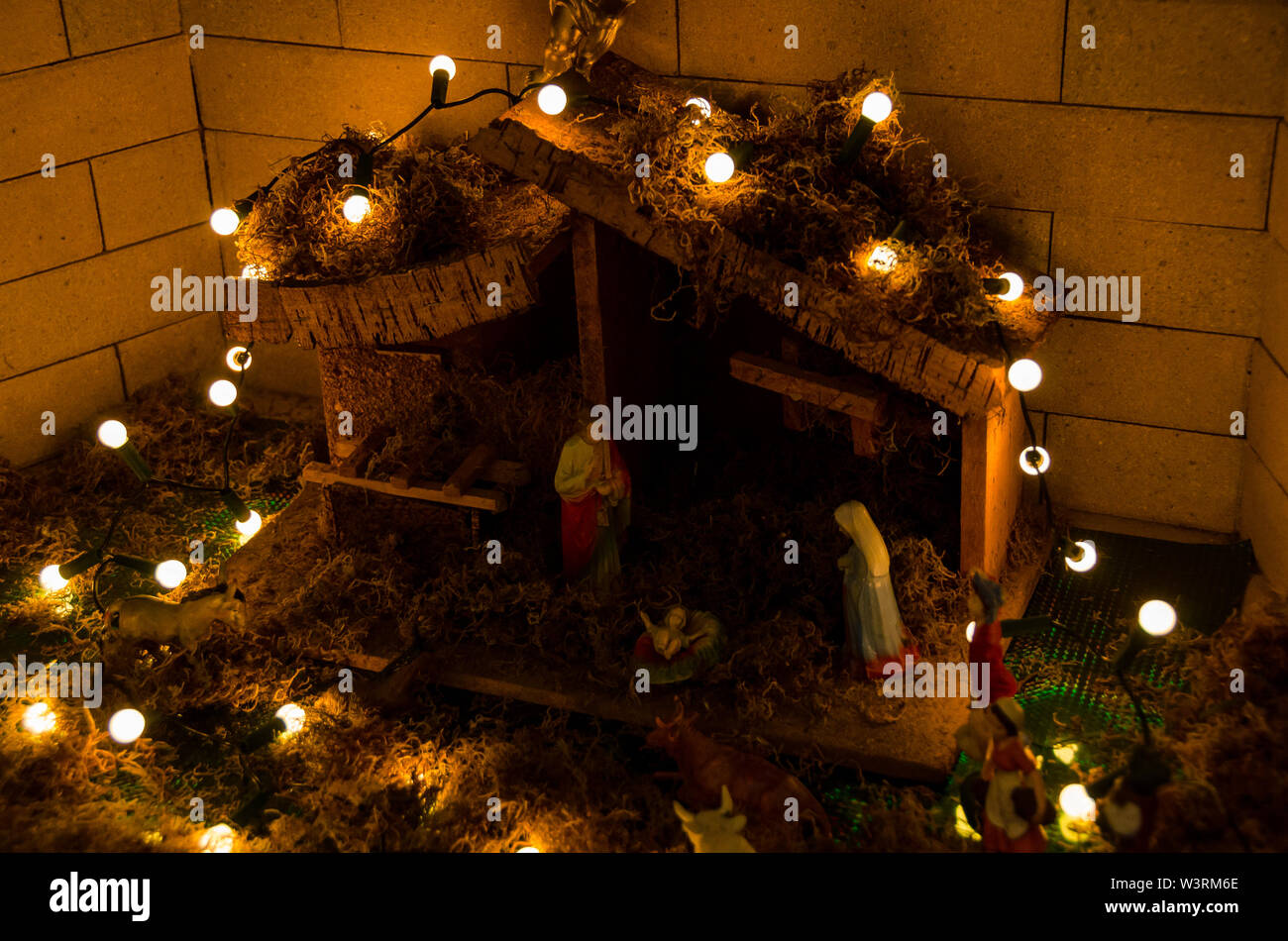 Nativity figurines hi-res stock photography and images - Alamy