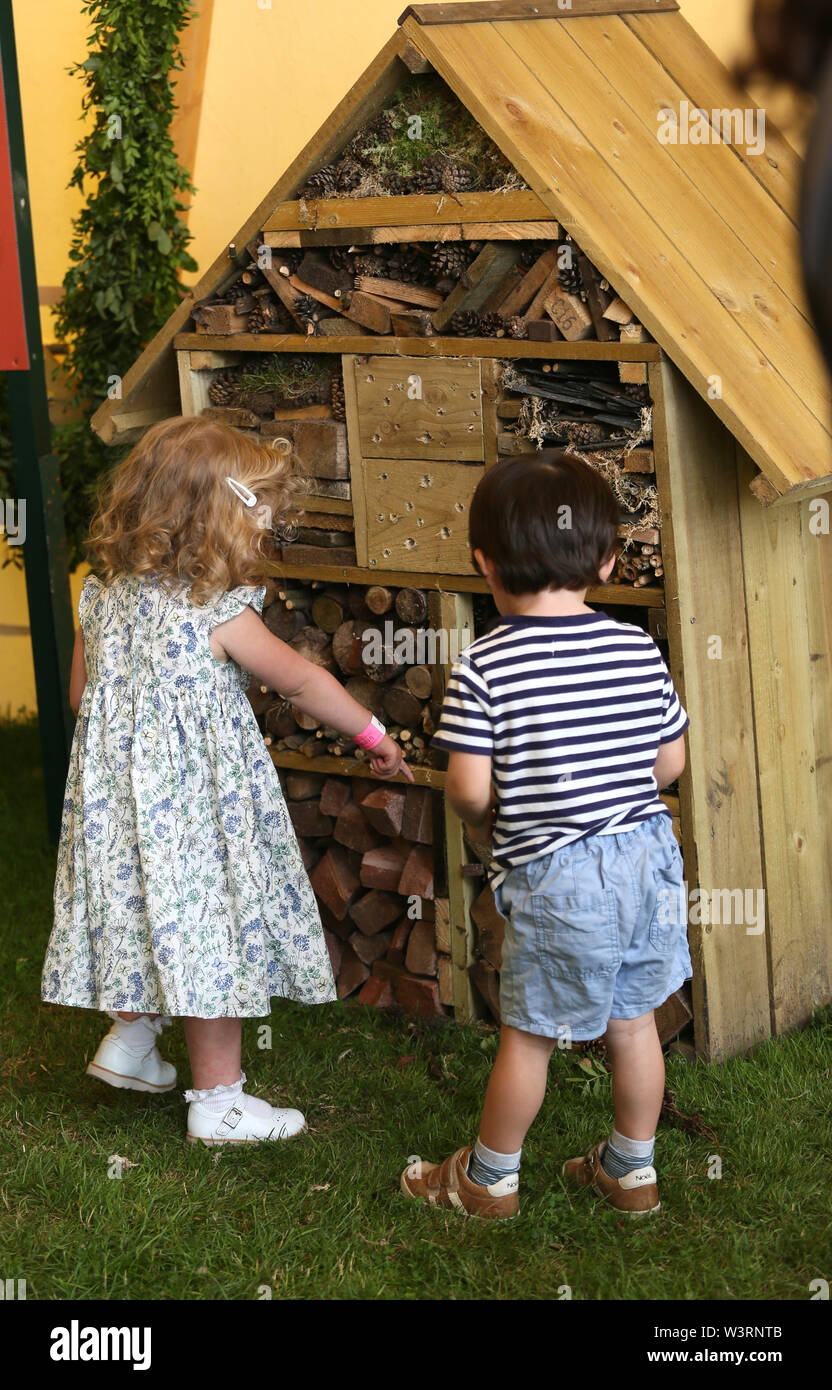 Knutsford Uk 17th July 2019 Children Investigating A Bug Hotel
