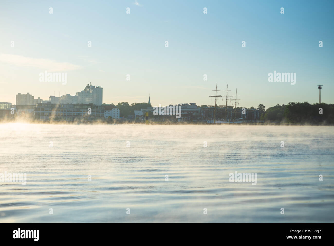 In the early morning, a light fog settles on the river Weser in Bremen Stock Photo