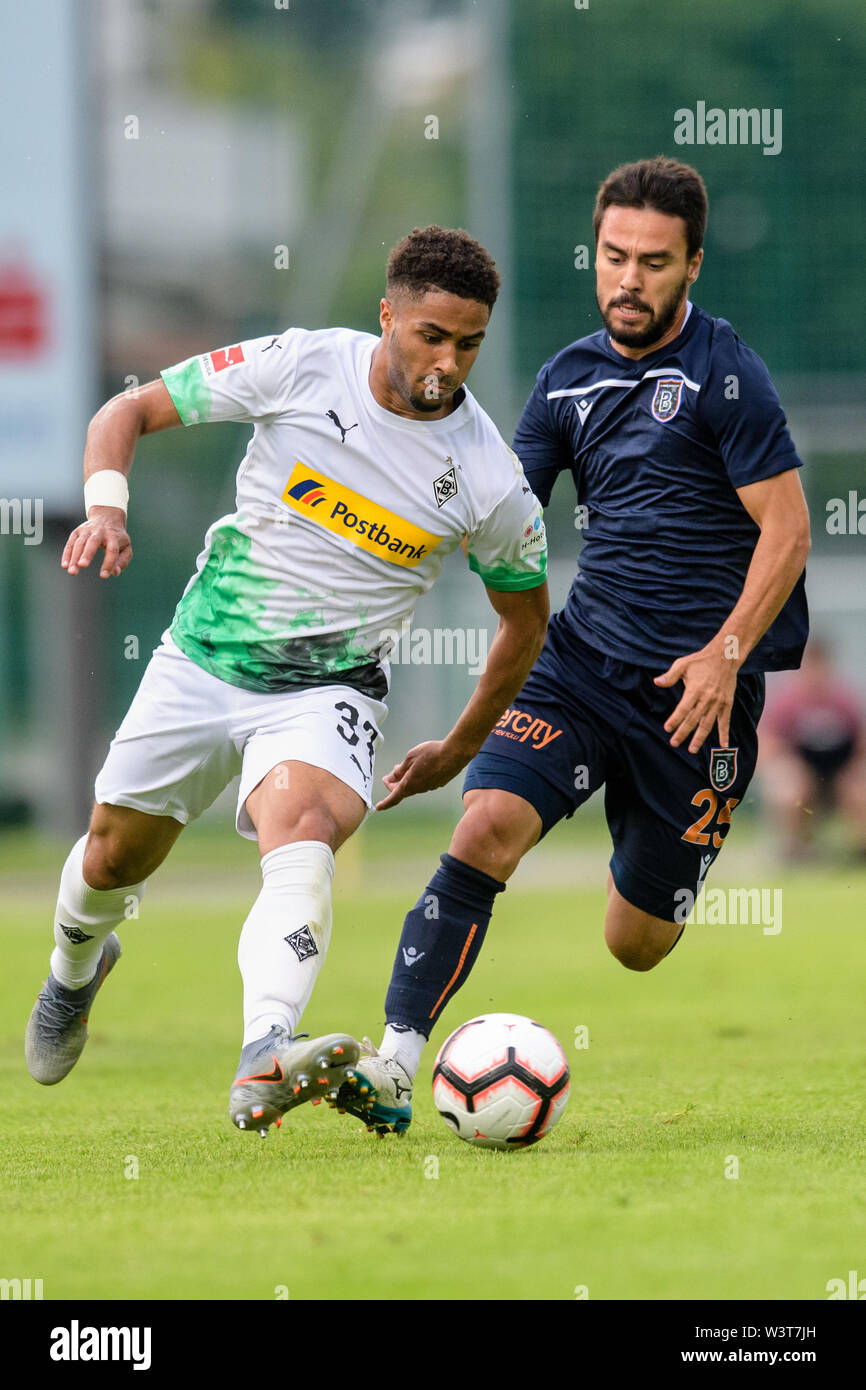 Kufstein, Austria. 17th July, 2019. Soccer: Test matches, Borussia Mönchengladbach - Basaksehir FC in Kufstein. Keanan Bennetts of Mönchengladbach (l) and Furkan Soyalp of Istanbul in the duel for the ball. Credit: Matthias Balk/dpa/Alamy Live News Stock Photo