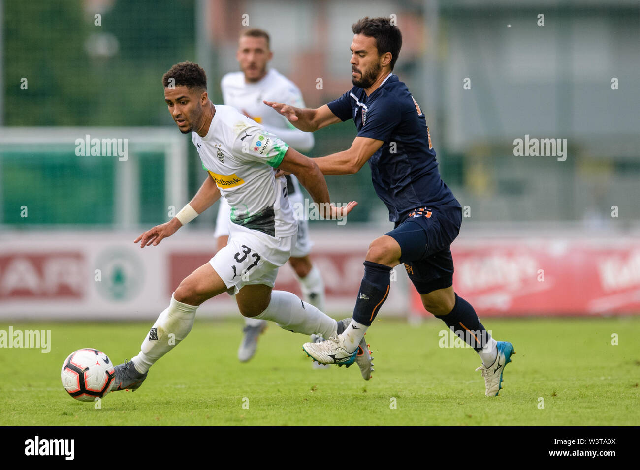 Kufstein, Austria. 17th July, 2019. Soccer: Test matches, Borussia Mönchengladbach - Basaksehir FC in Kufstein. Keanan Bennetts of Mönchengladbach (l) and Furkan Soyalp of Istanbul in the duel for the ball. Credit: Matthias Balk/dpa/Alamy Live News Stock Photo