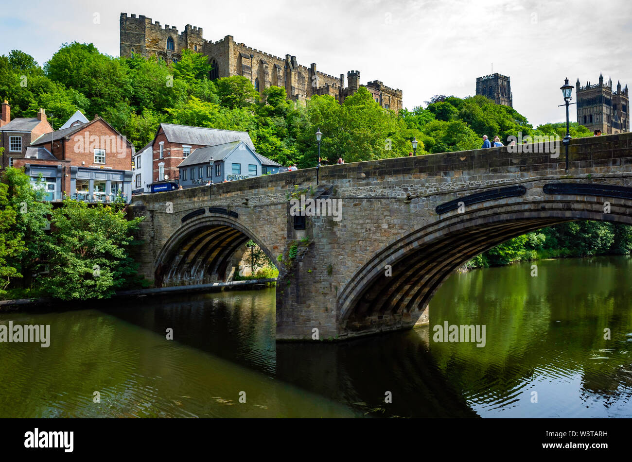 Framwellgate bridge and the Castle, now a Univerity building, in Durham England Stock Photo