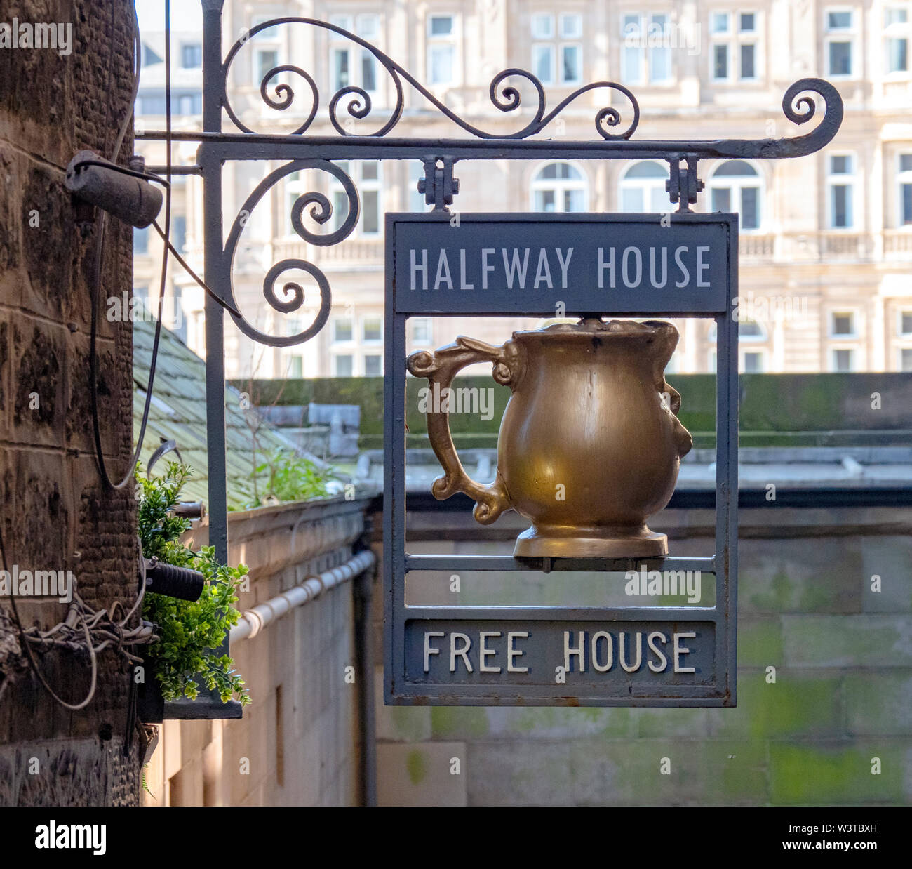The Halfway House, a public house in Fleshmarket Close, Edinburgh, Scotland. Stock Photo
