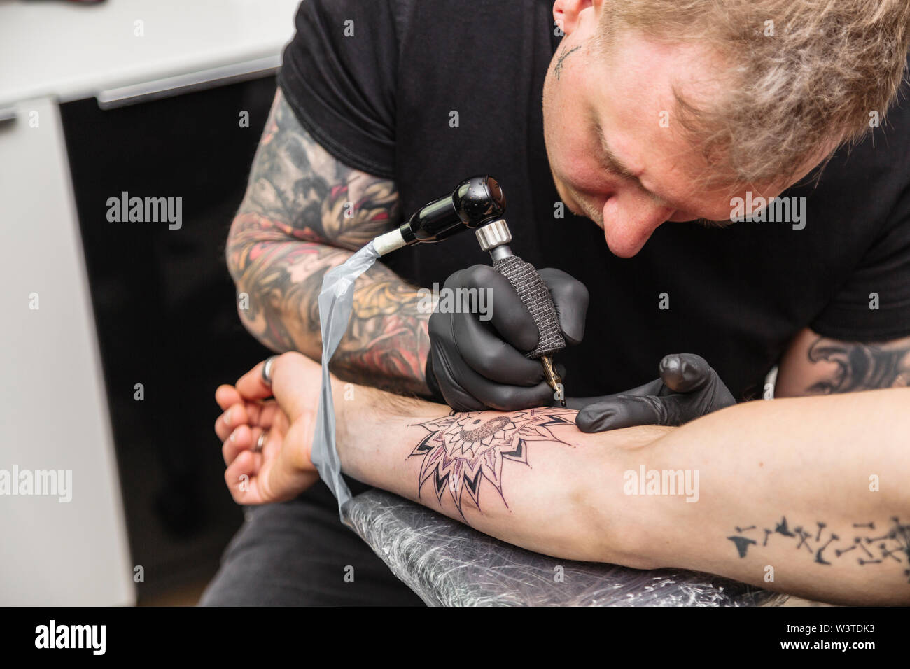 Man hand tattoo flower hi-res stock photography and images - Alamy