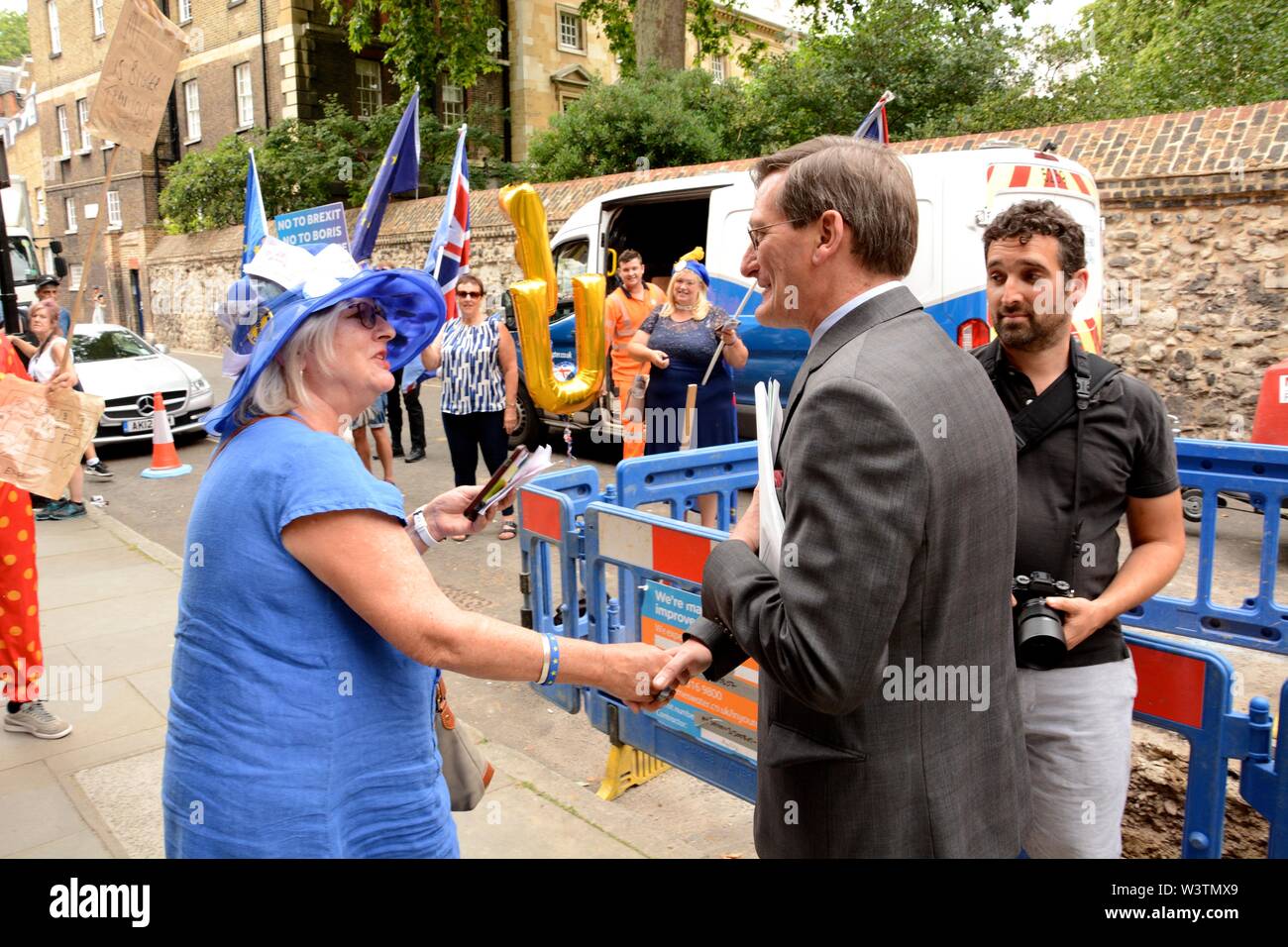 Dominic Grieve shakes hands with Remain demonstrators outside Boris Johnson's bold hole in Great College St, London. Stock Photo