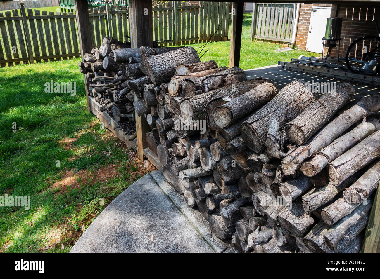 Firewood rack hi-res stock photography and images - Alamy