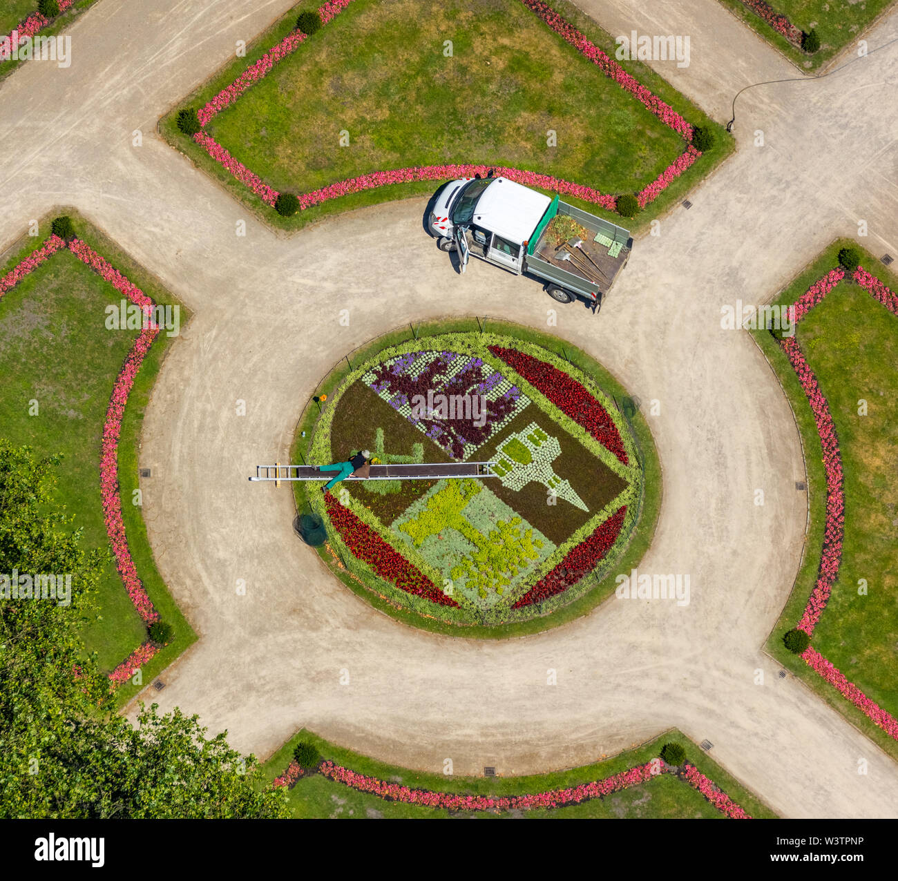 Aerial view of the castle Berge with baroque garden and bed with town emblem of Gelsenkirchen with gardener, who works in the flower bed with the help Stock Photo