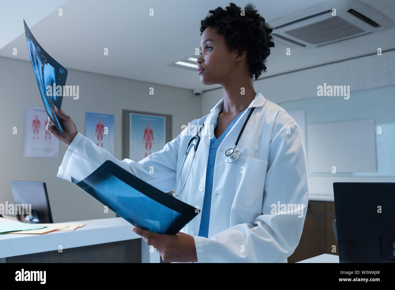 Black female doctor x ray hi-res stock photography and images - Alamy