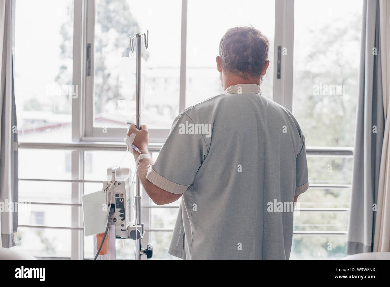 В больнице открывали окно. Окно в больнице. Однокомнатная квартира смолевича в районе больницы районной. Проветривание помещений в больнице. Окно палаты в больнице.