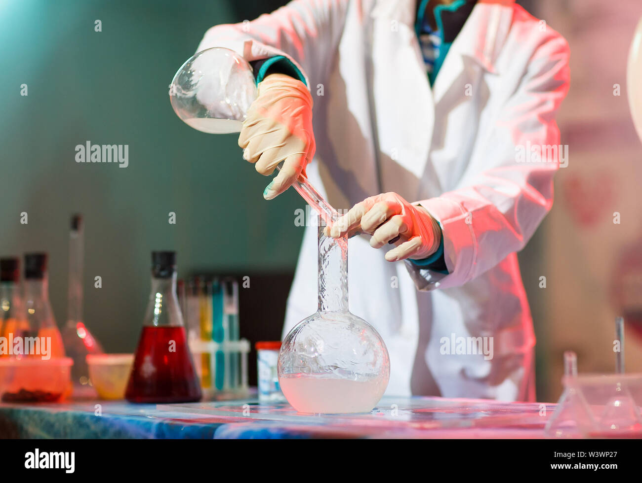 Experiments in a chemistry lab. conducting an experiment in the laboratory Stock Photo Alamy