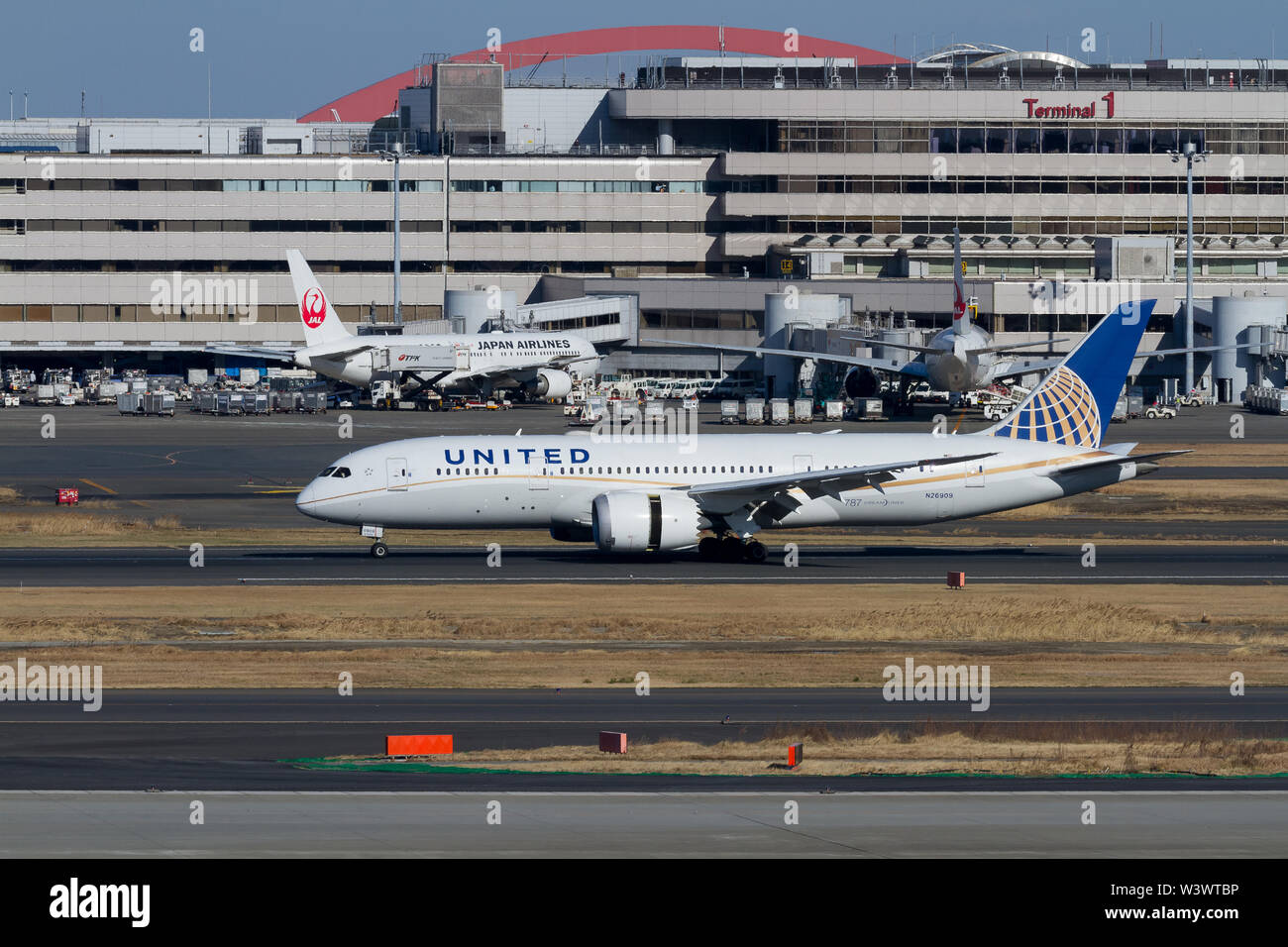 A United Airlines Boeing 7878 Dreamliner landing at Haneda