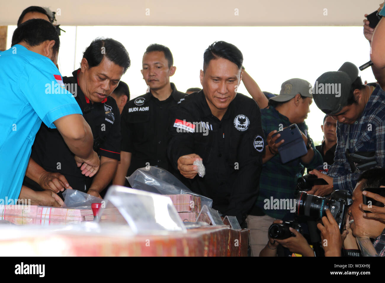 Makassar, Indonesia 18th July 2019, Members of the National Narcotics Agency (BNN) are showing evidence in the form of money as a result of money laundering crimes by two suspected drug dealers from Sidrap District who have been arrested. Credit: Herwin Bahar / Alamy Live News Stock Photo