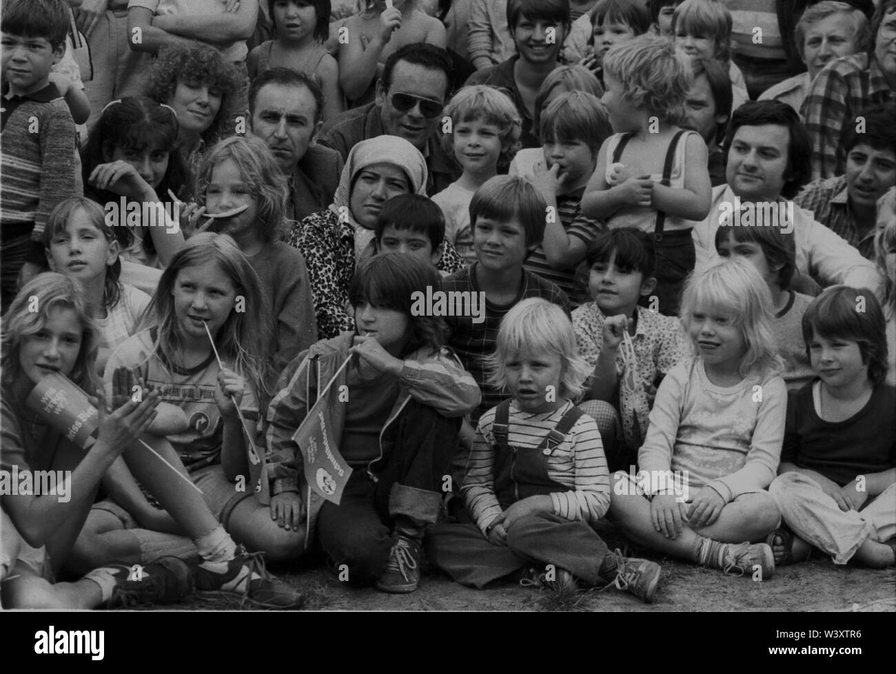 FILED - 01 January 1982, Berlin: Berlin districts/Kreuzberg/Auslaender/8/ 1982 Mariannenplatzfest: Kreuzberger mixture, audience at a folklore event // multi-cultural/Turks/crowd/people/children *** Local Caption *** Foreigners/Turks Photo: Paul Glaser/dpa-Zentralbild/ZB Stock Photo