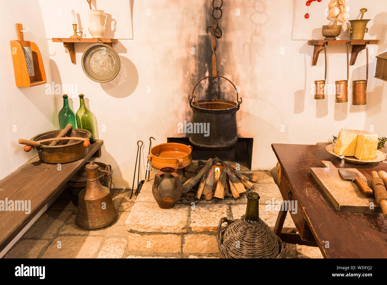 Traditional ancient kitchen in italy, italian style Stock Photo - Alamy