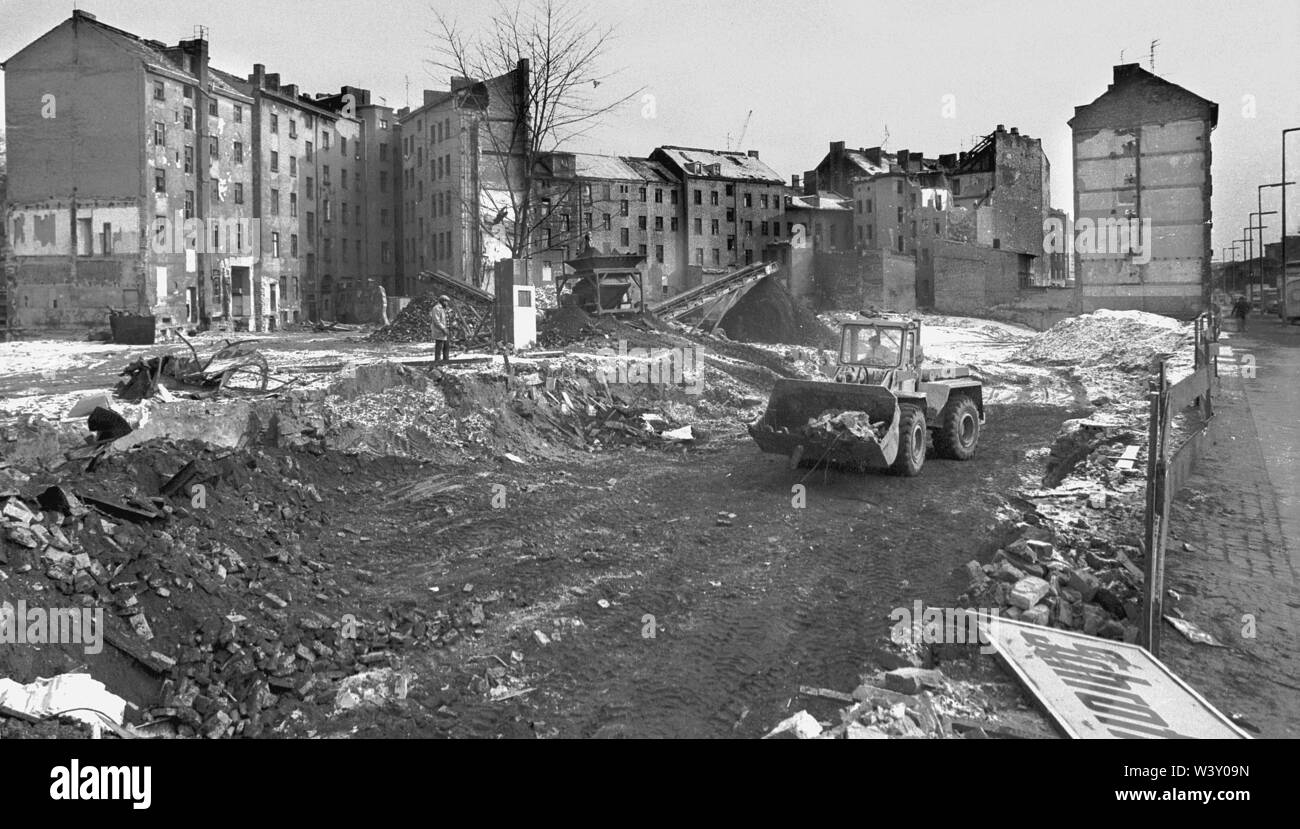 FILED - 01 January 1982, Berlin: Berlin districts / urban redevelopment /  1982 Kreuzberg: Skalitzer Strasse / Mariannenstrasse in Kreuzberg-SO36.  Demolition. Squatters and riots have pushed through a change in renovation  policy: