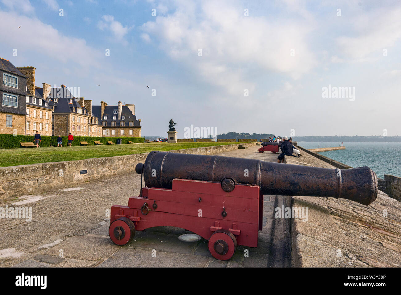 the-bastion-of-holland-is-surrounded-by-cannons-of-the-eighteenth