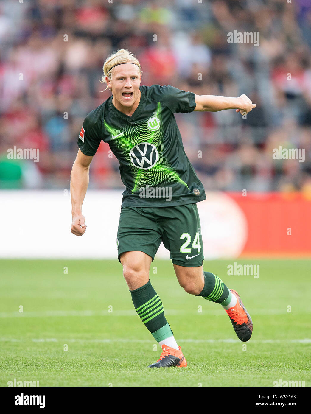 Xaver SCHLAGER (WOB) gesture, gesture, Football friendly match, PSV Eindhoven (PSV) - VfL Wolfsburg (WOB) 0: 2, on 17.07.2019 in Eindhoven/Netherlands. ¬ | usage worldwide Stock Photo