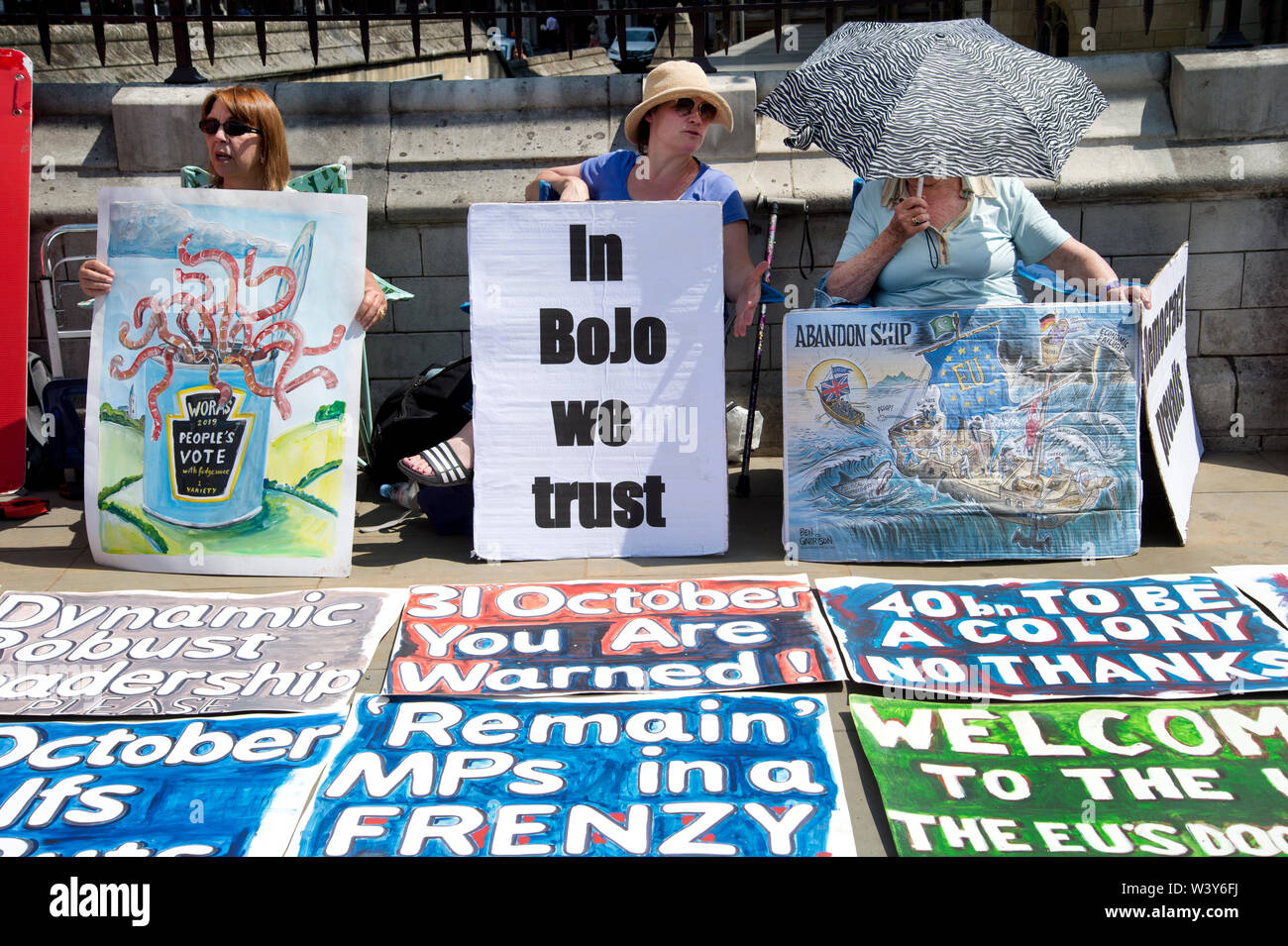 Westminster, Parliament Square. Leave protesters with placards including one saying 'In Bojo we trust'. Stock Photo