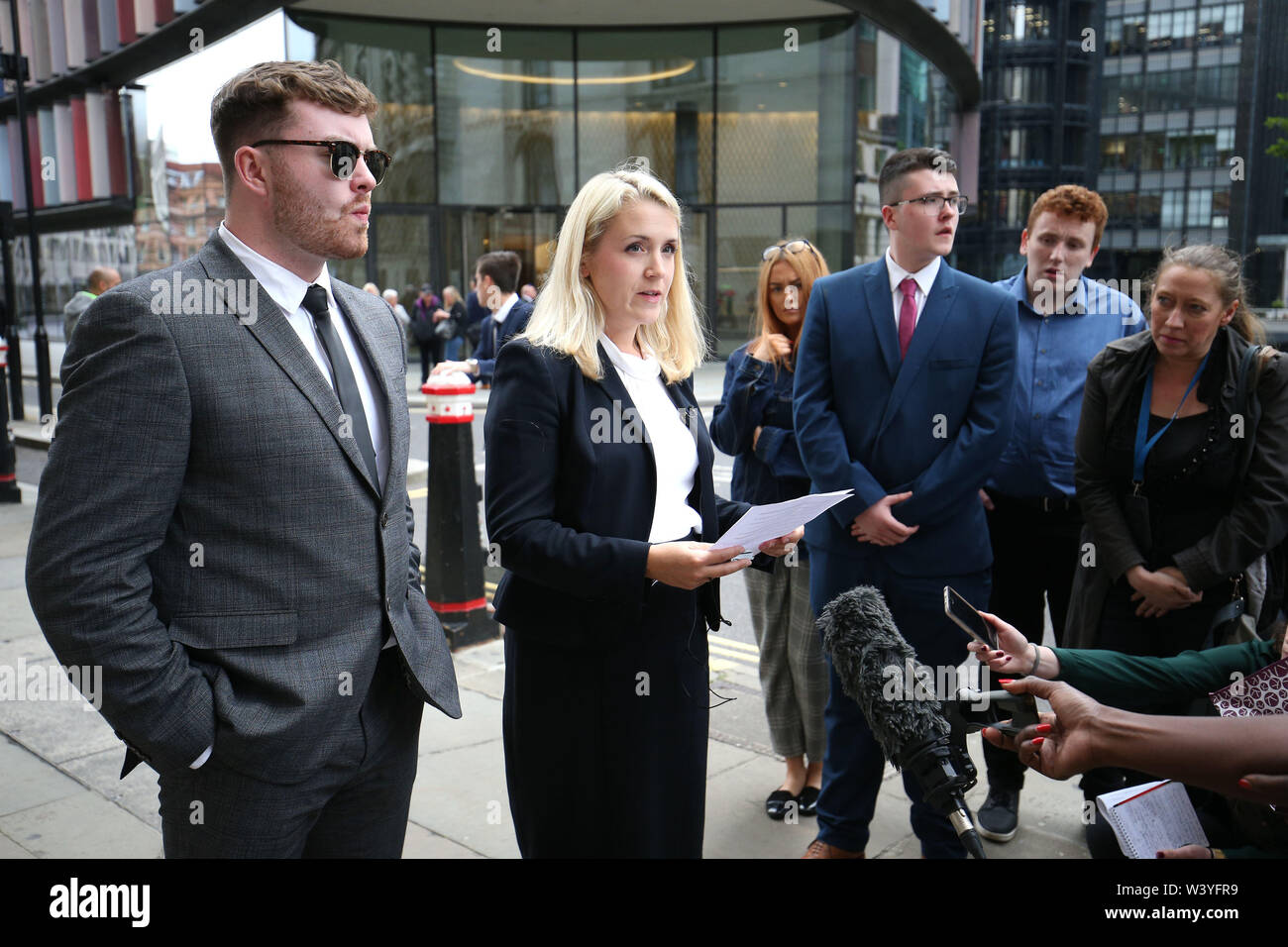 Niall Galbally (left), the son of Catherine Burke who was murdered by Kasim Lewis, with DCI Katherine Goodwin reading a statement outside the Old Bailey in London. Stock Photo