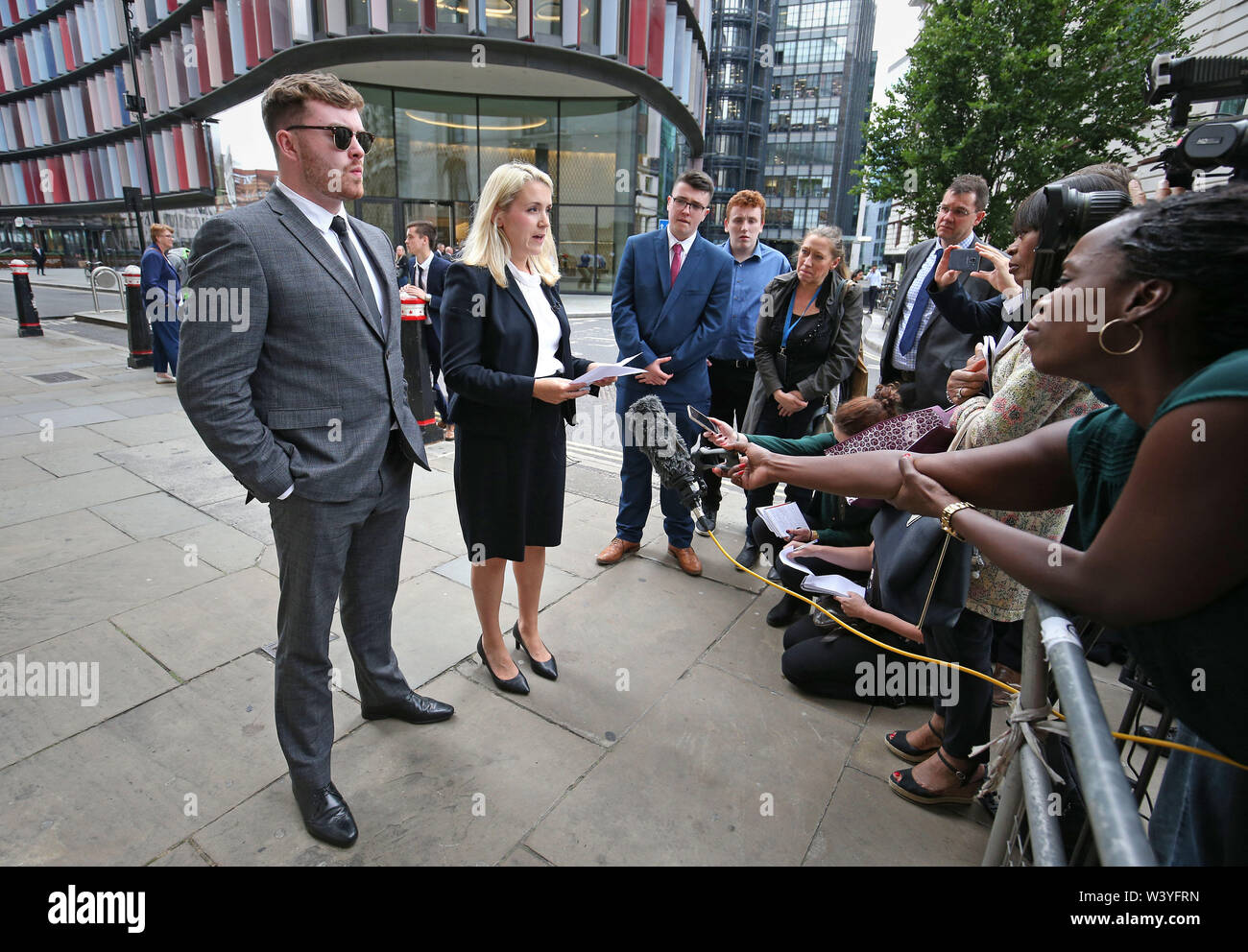 Niall Galbally (left), the son of Catherine Burke who was murdered by Kasim Lewis, with DCI Katherine Goodwin reading a statement outside the Old Bailey in London. Stock Photo