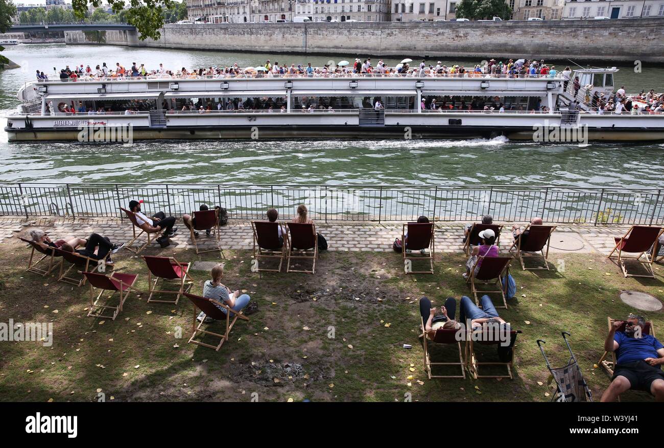 Paris July 17 1st Sep 2019 People Rest During The Paris
