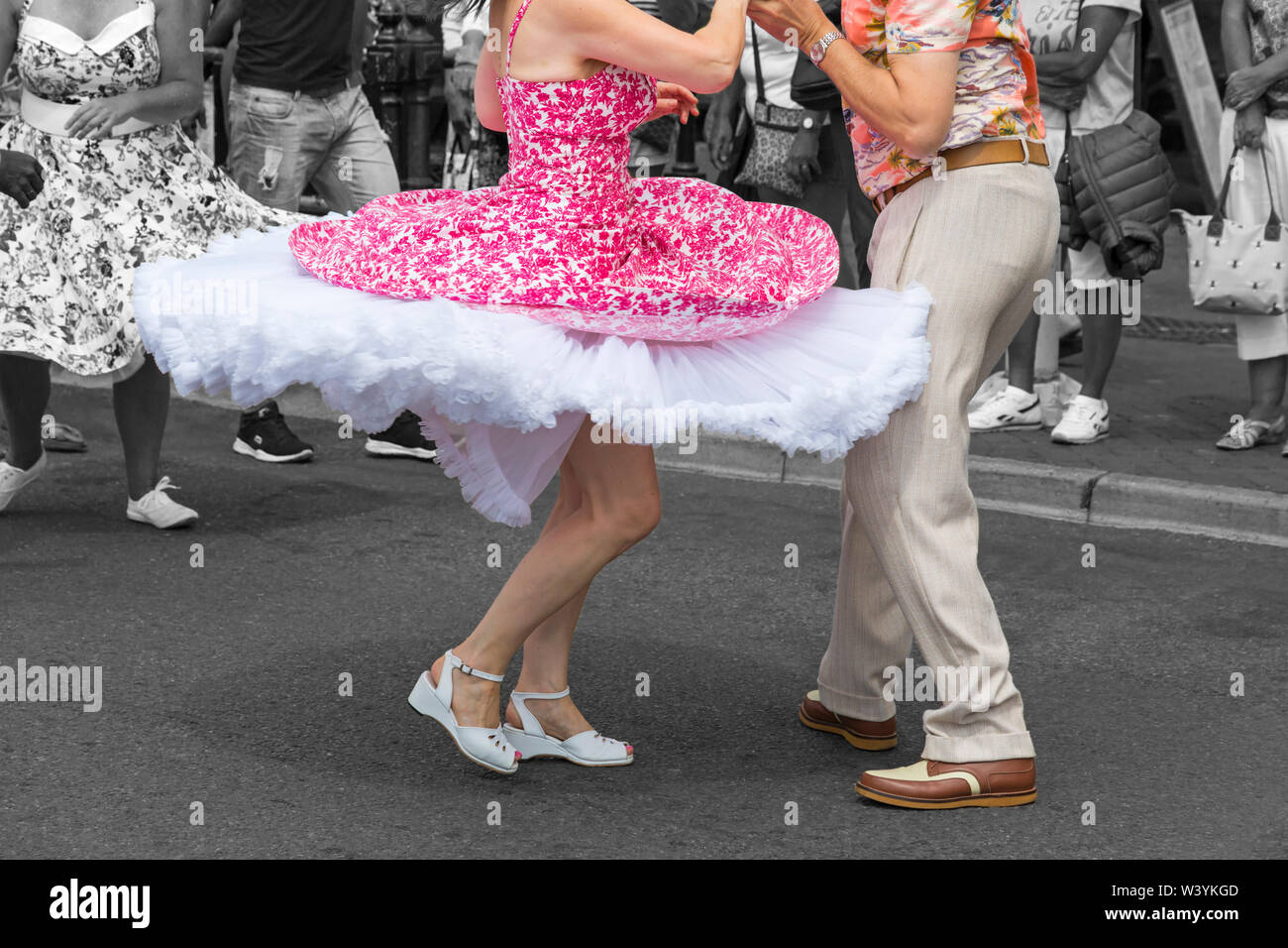 1950s BRUNETTE BALLERINA WEARING TUTU STANDING EN POINTE BEFORE STAGE  CURTAIN LOOKING AT CAMERA HANDS ON HIPS - d2445 HAR001 HARS JOY LIFESTYLE  FEMALES JOBS HEALTHINESS COPY SPACE FULL-LENGTH LADIES PERSONS ENTERTAINMENT