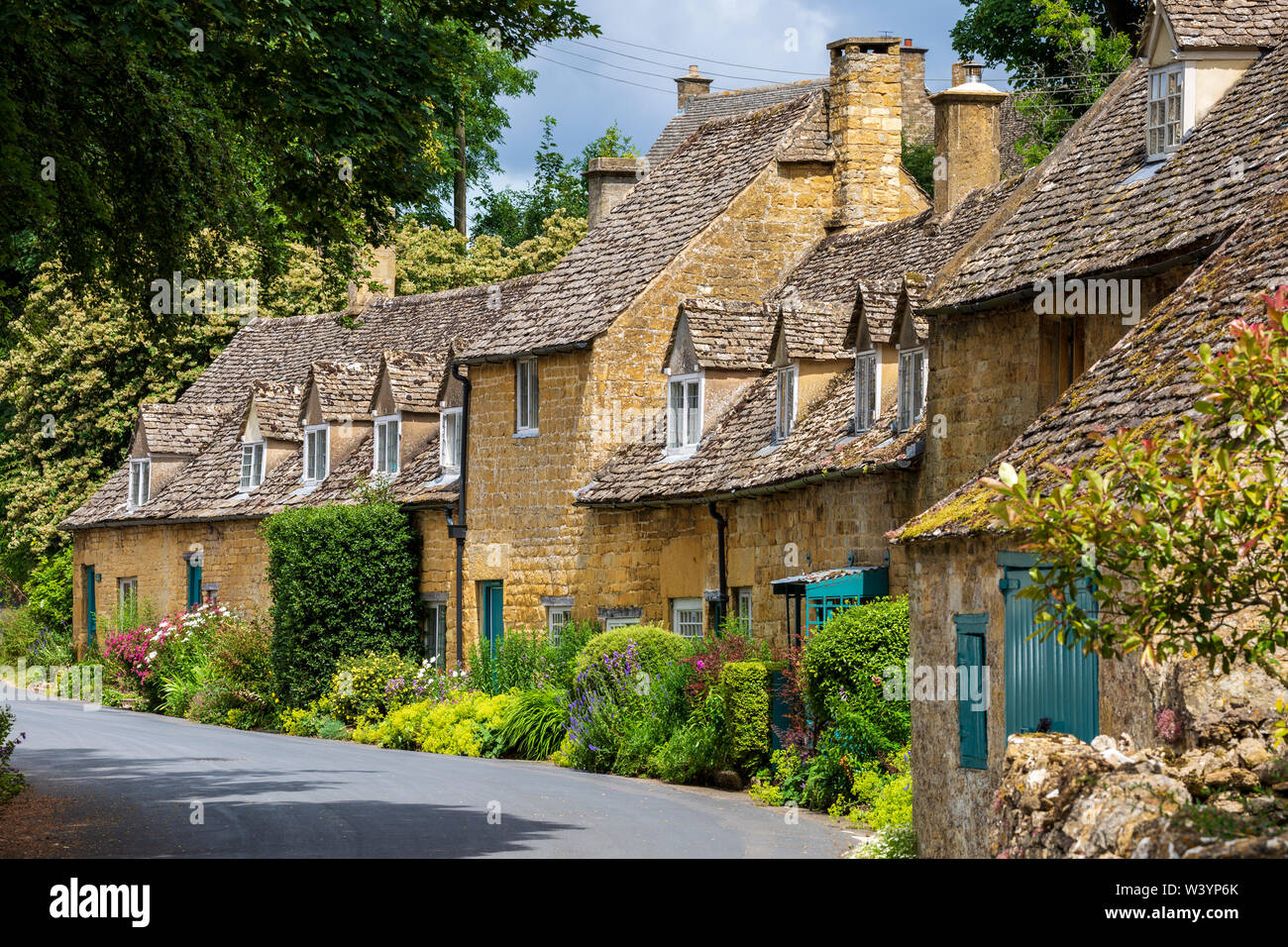 Cotswold Stone cottages in the village of Snowshill, Cotswolds AONB, Gloucestershire, England Stock Photo