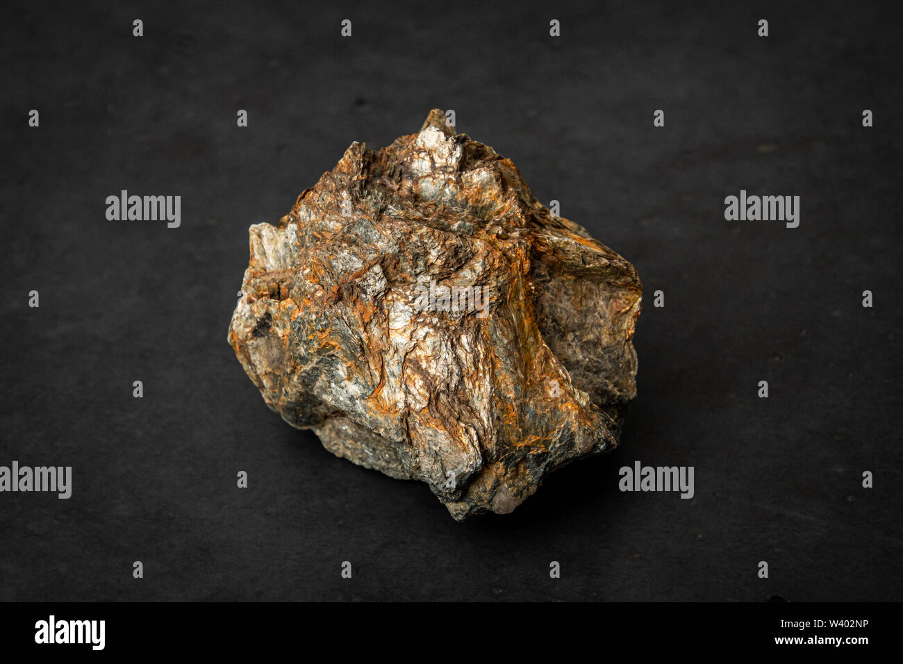 Qizil sochli uchuvchi porno suratlarni kiyib olgan