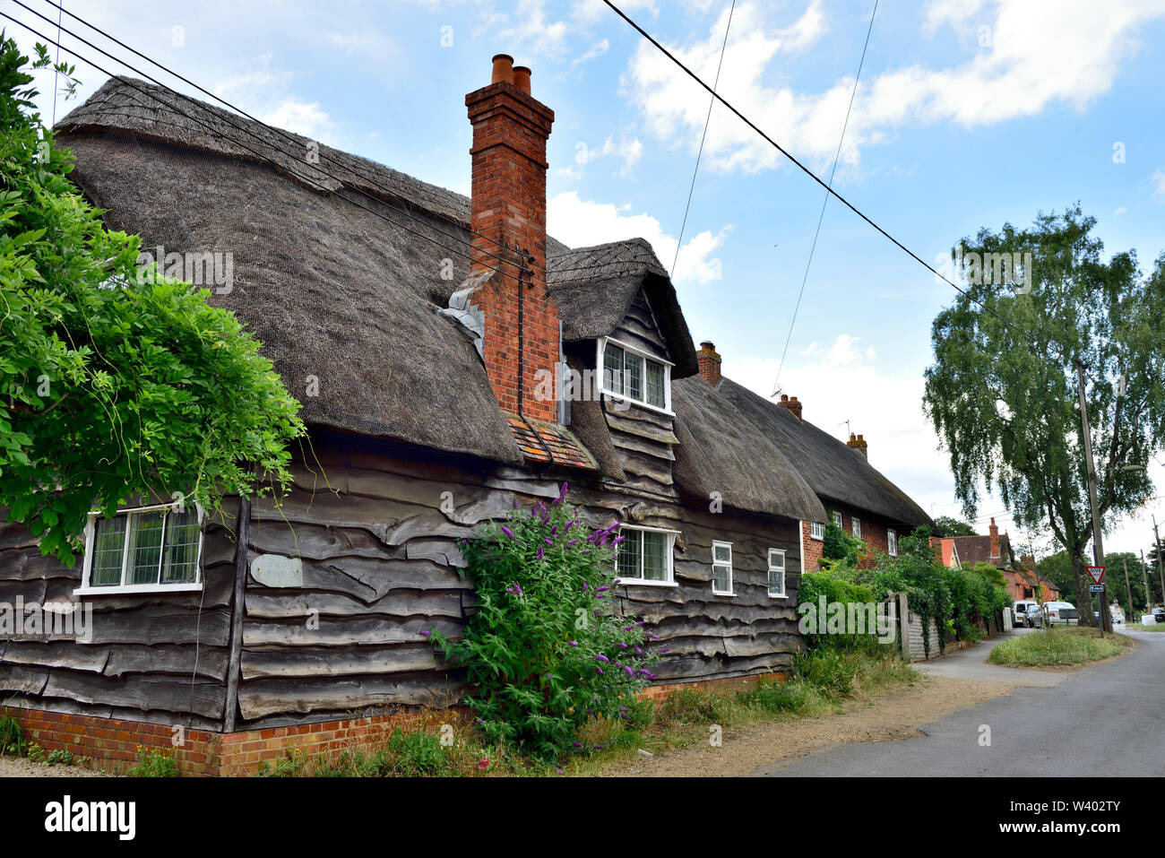 Thatched cottage in English countryside village of Long Wittenham, near Didcot Oxfordshire Stock Photo