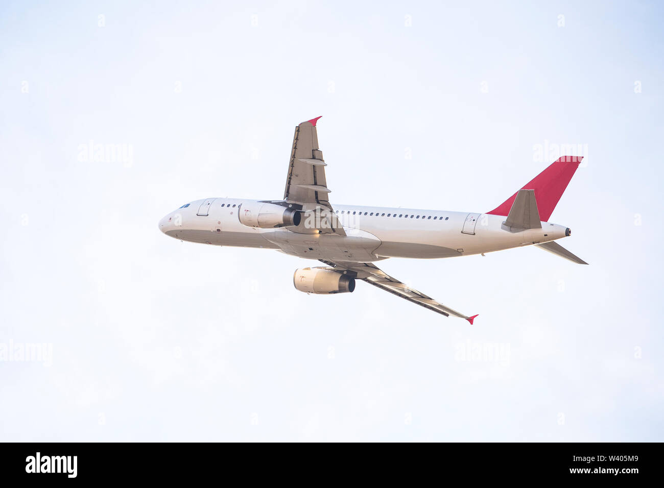 Big heavy airliner taking off hi-res stock photography and images - Alamy