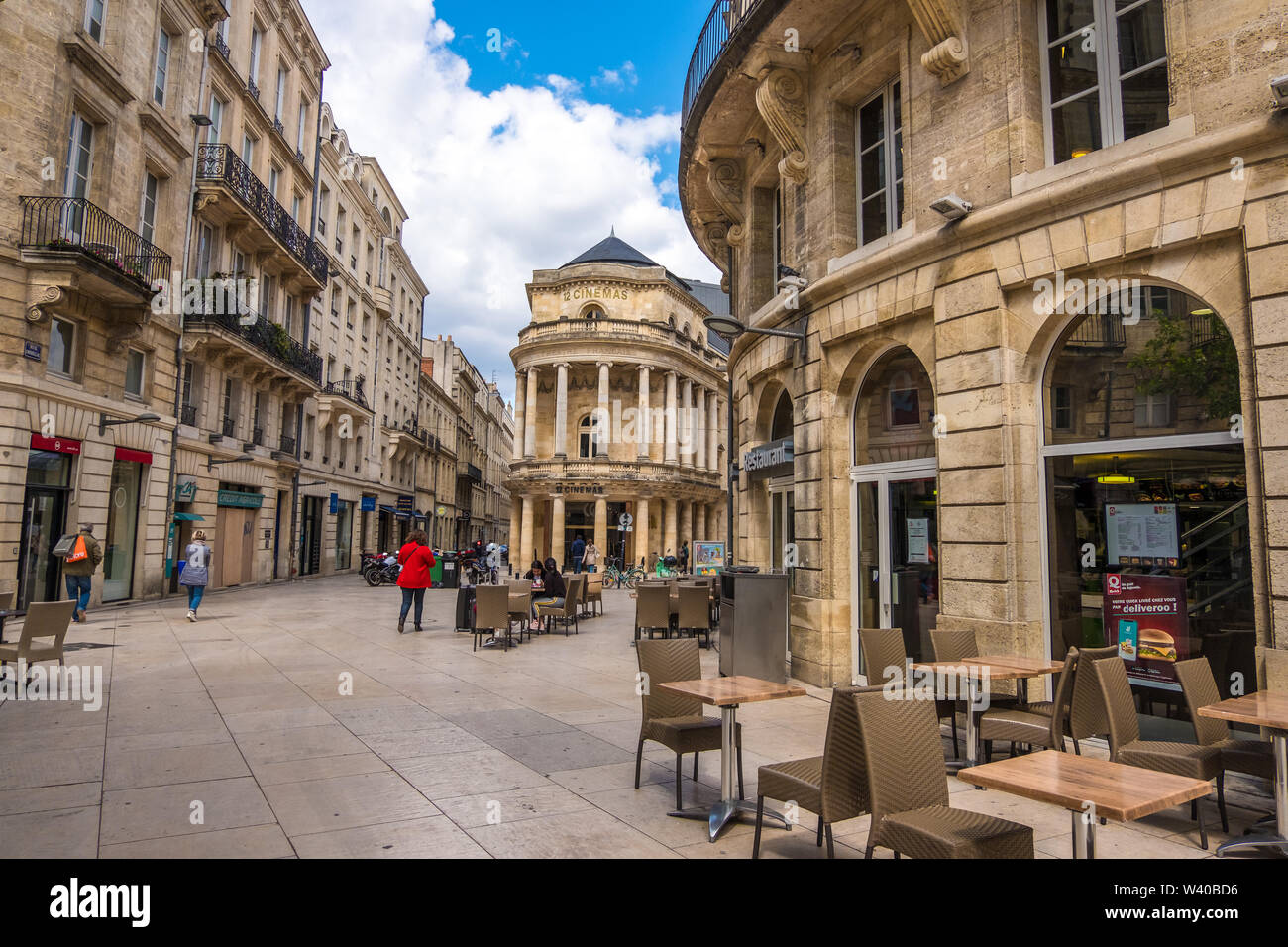 Bordeaux , Aquitaine / France - 12 19 2019 : Panneau de commande gros  projecteurs avec compteur de vitesse classique Royal Enfield moto Photo  Stock - Alamy