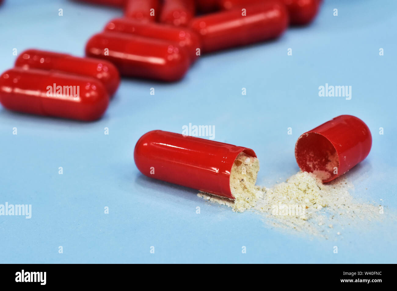 раскрытая капсула. как глотать капсулы. можно вскрывать капсулу. лекарство в капсулах или в порошке. медицинские капсулы из порошков.