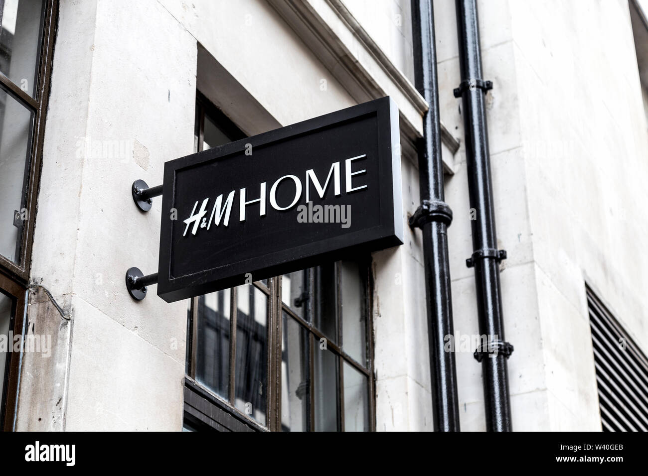 H&m logo shop hi-res stock photography and images - Alamy