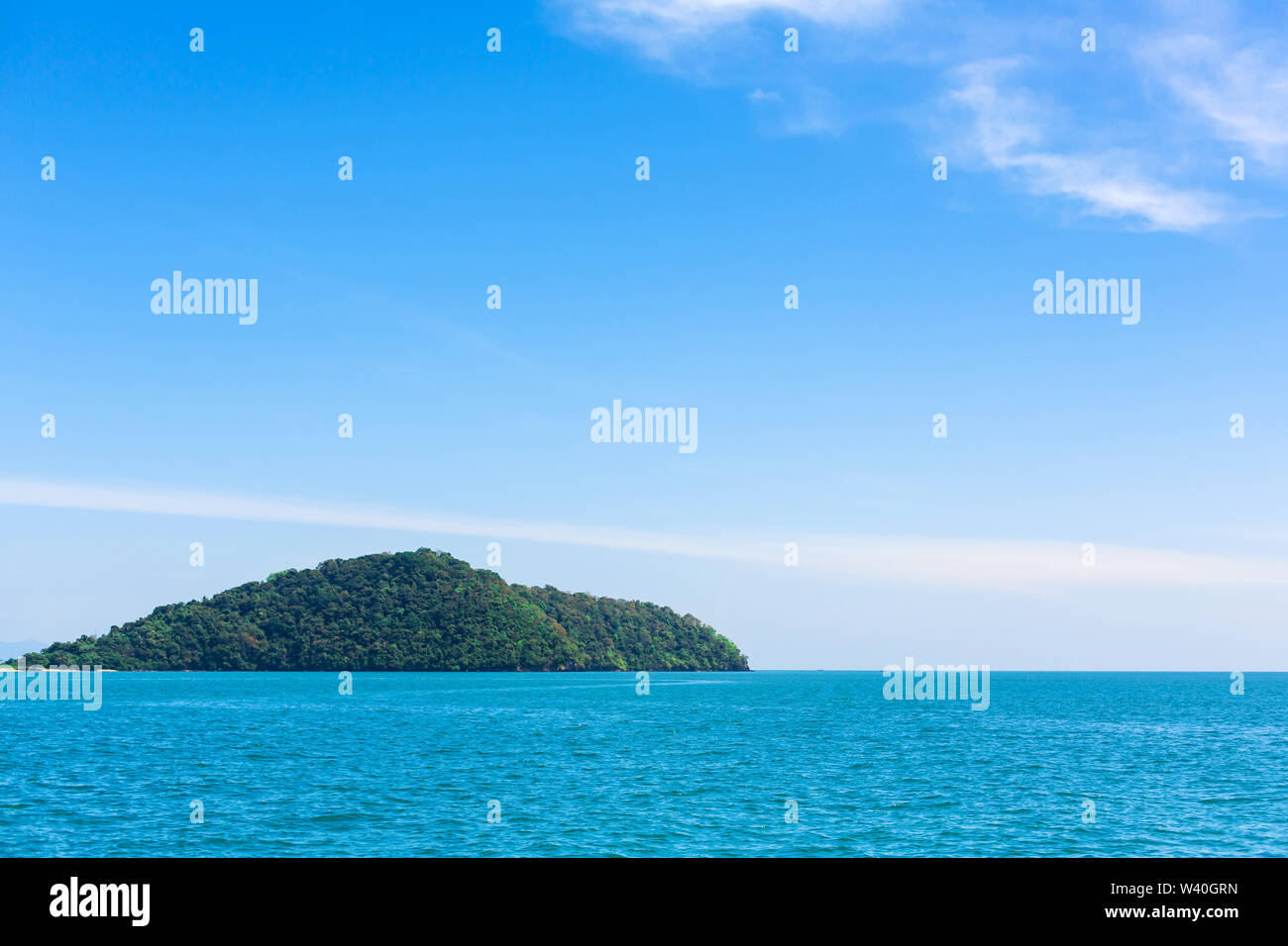 View of a green island in the blue ocean Stock Photo - Alamy