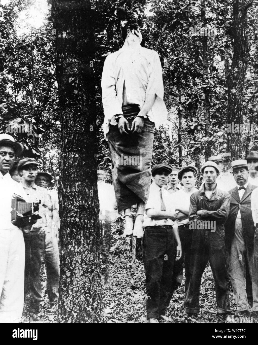 Lynching of Leo Frank, Frey's Hill (Frey's Mill?) Cobb County, Georgia, on the morning of August 17, 1915. The man on the far right in the straw hat is Newton A. Morris. Stock Photo