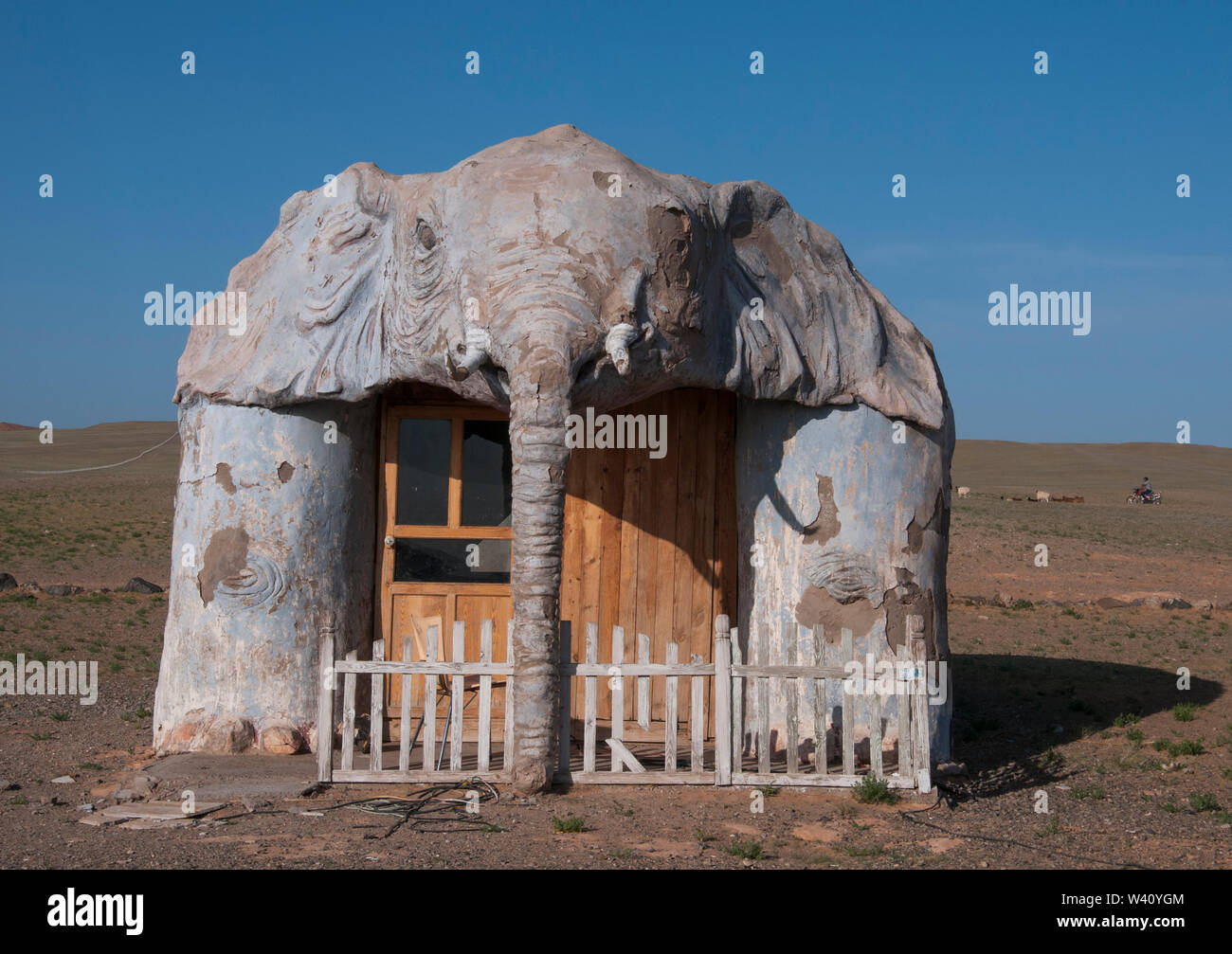'Mammoth cabin' at Meekhi Tourist Camp, Bayanzag (Flaming Cliffs), a site famous for its fossil remains of extinct creatures, Gobi Desert, Mongolia Stock Photo