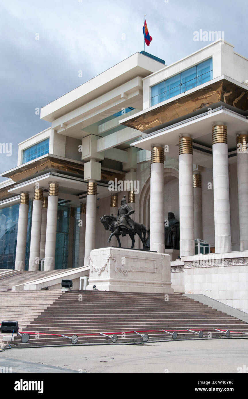 Parliament (Government) House on Sukhbaatar Square, Ulaanbaatar, Mongolia. A statue of Genghis Khan (Chinggis Khaan) dominages the facade. Stock Photo