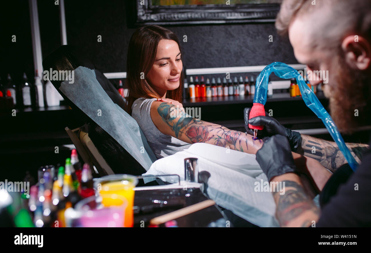Professional tattoo artist hi-res stock photography and images - Alamy