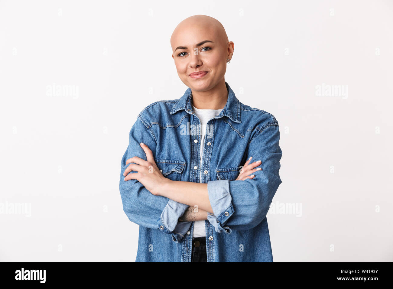 Portrait of a beautiful young hairless woman wearing casual clothes standing isolated over white background, arms folded Stock Photo - Alamy Portrait of a beautiful young hairless woman wearing casual clothes standing isolated over white background, arms folded Stock Photo - Alamy